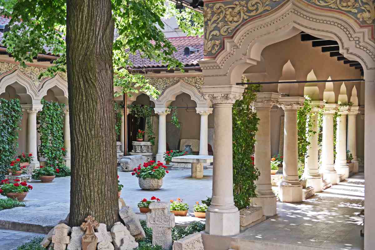 5. Arta brancoveneasca - pictura si sculptura decorativa_Cladire cu sculptura in stil brancovenesc